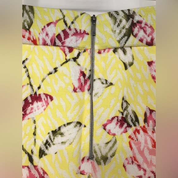 Colorful Floral Textured Pencil Skirt - Picture 6 of 11